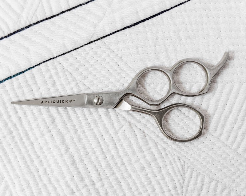 Apliquick medium 3-hole micro serrated scissors